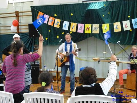 Fahnenschwenken bei der klasse Musik