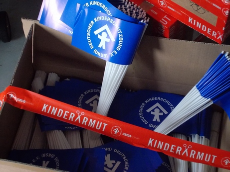 blaue Fahnen gegen Kinderarmut klein